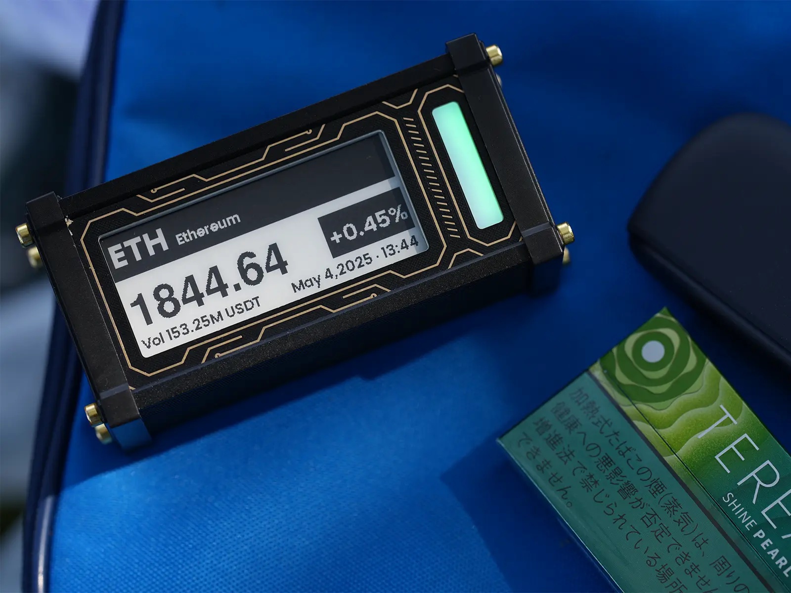 EleksCava front view showing crystal clear E-Ink display with stock price